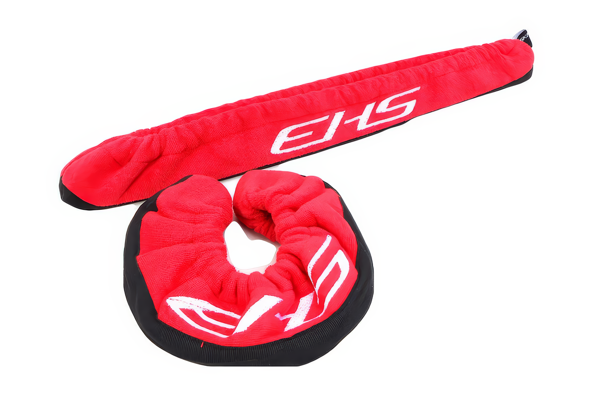 Protections en tissu EHS en coton (soakers), rouges avec logo EHS blanc, l'une à plat et l'autre roulée