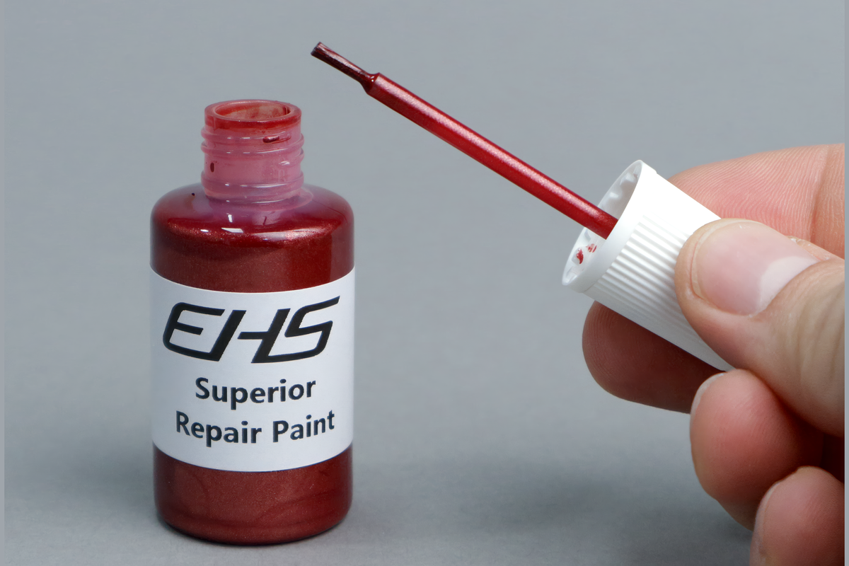 Peinture de retouche EHS StayBent pour tubes longue piste, main sortant le bouchon pinceau du flacon ouvert