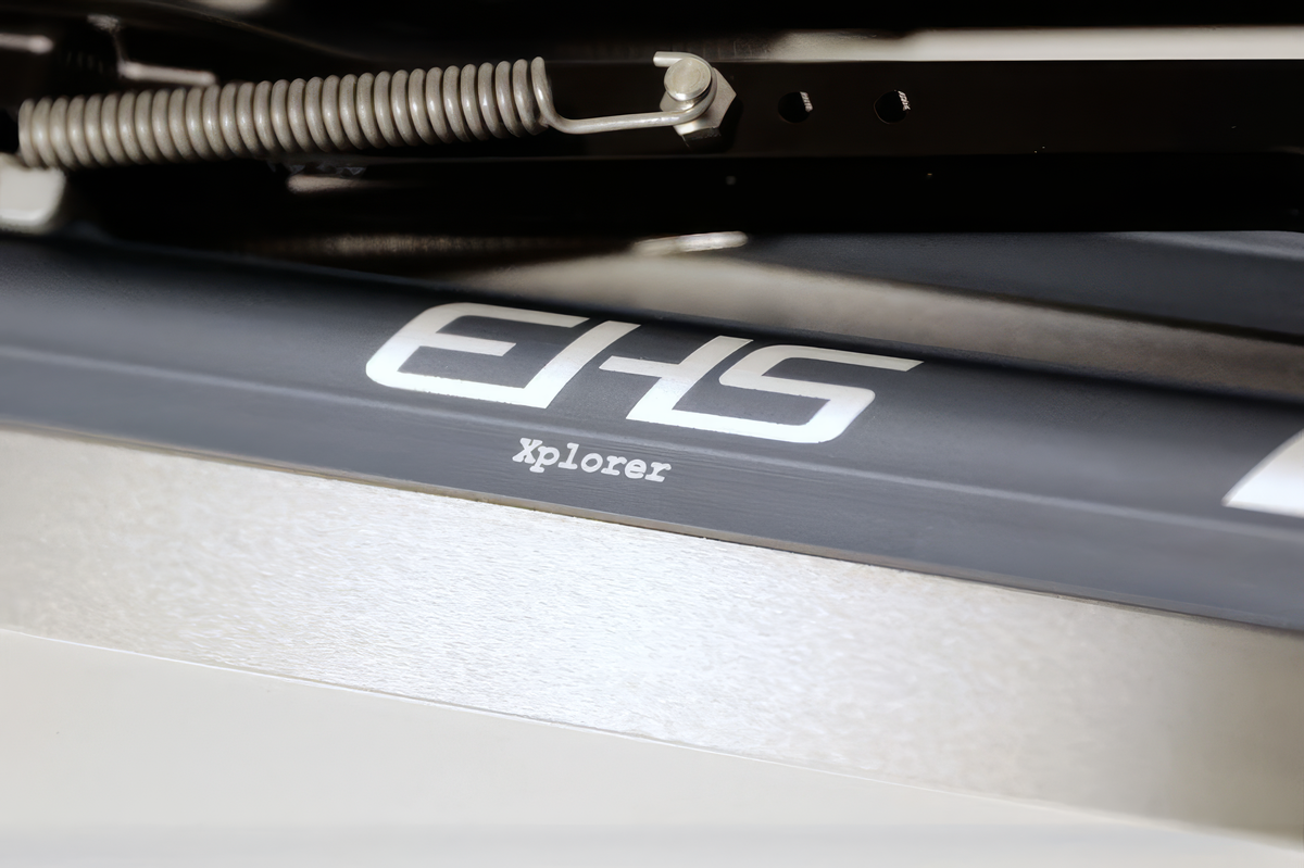 ใบมีดแคลปสปีดสเก็ตลองแทร็ก EHS StayBent Xplorer ภาพมาโครตัวอักษรบนท่อพร้อมสปริงแคลปด้านบน