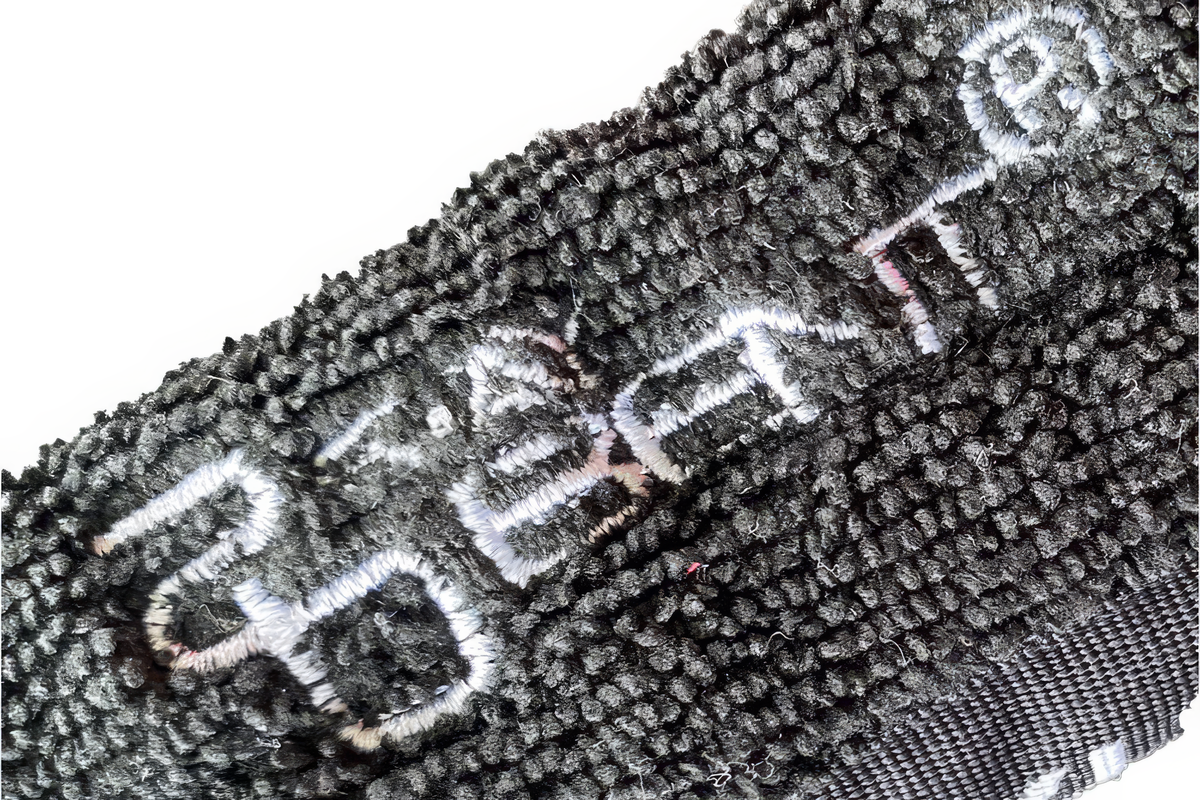 Protections en tissu StayBent, gros plan du logo StayBent brodé sur le tissu éponge noir