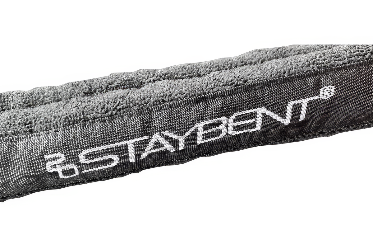 Protections en tissu StayBent, gros plan du tissu éponge noir et de la bande StayBent tissée