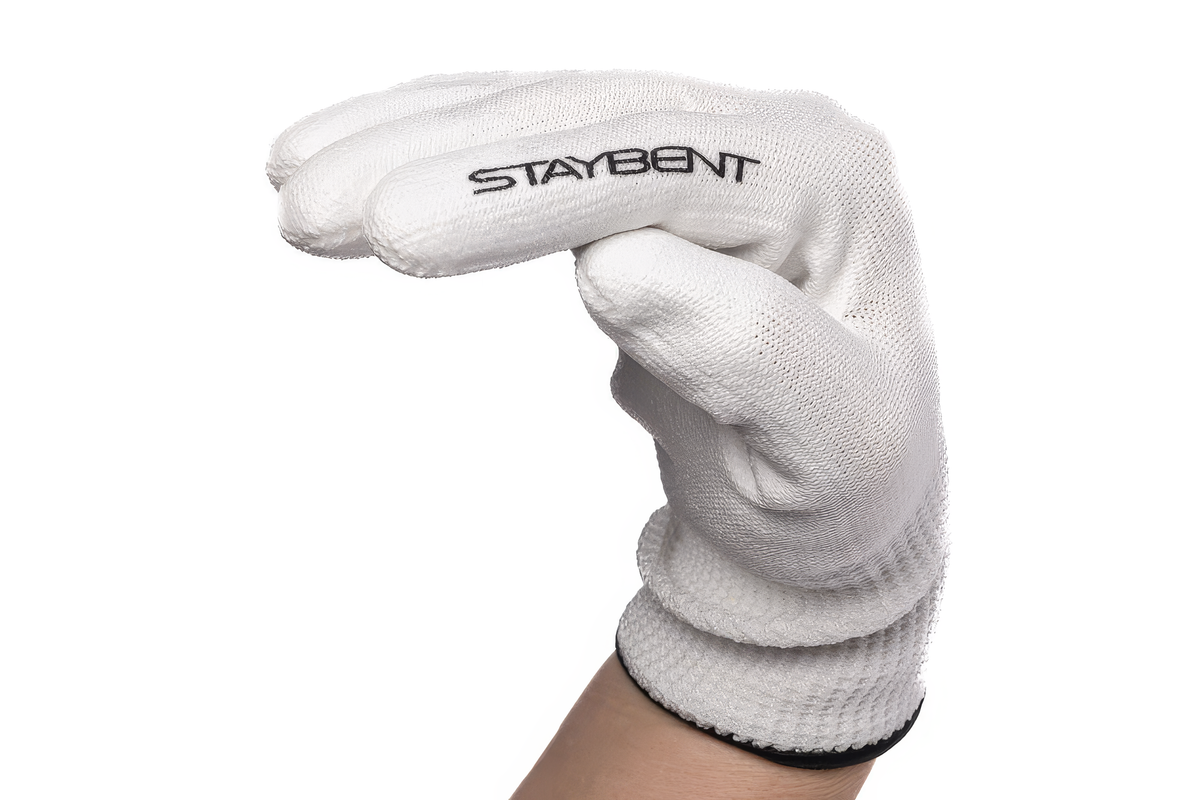 Gants anti-coupure StayBent, gant blanc sur une main, vue latérale avec le logo