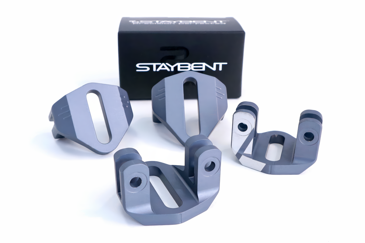 StayBent 短道 PRO 刀托,四个灰色刀托放在 StayBent 包装盒前