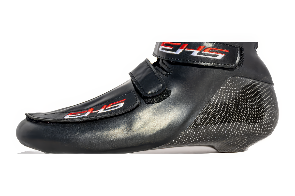 Chaussures short-track EHS, une chaussure noire de profil avec le contrefort de talon en carbone