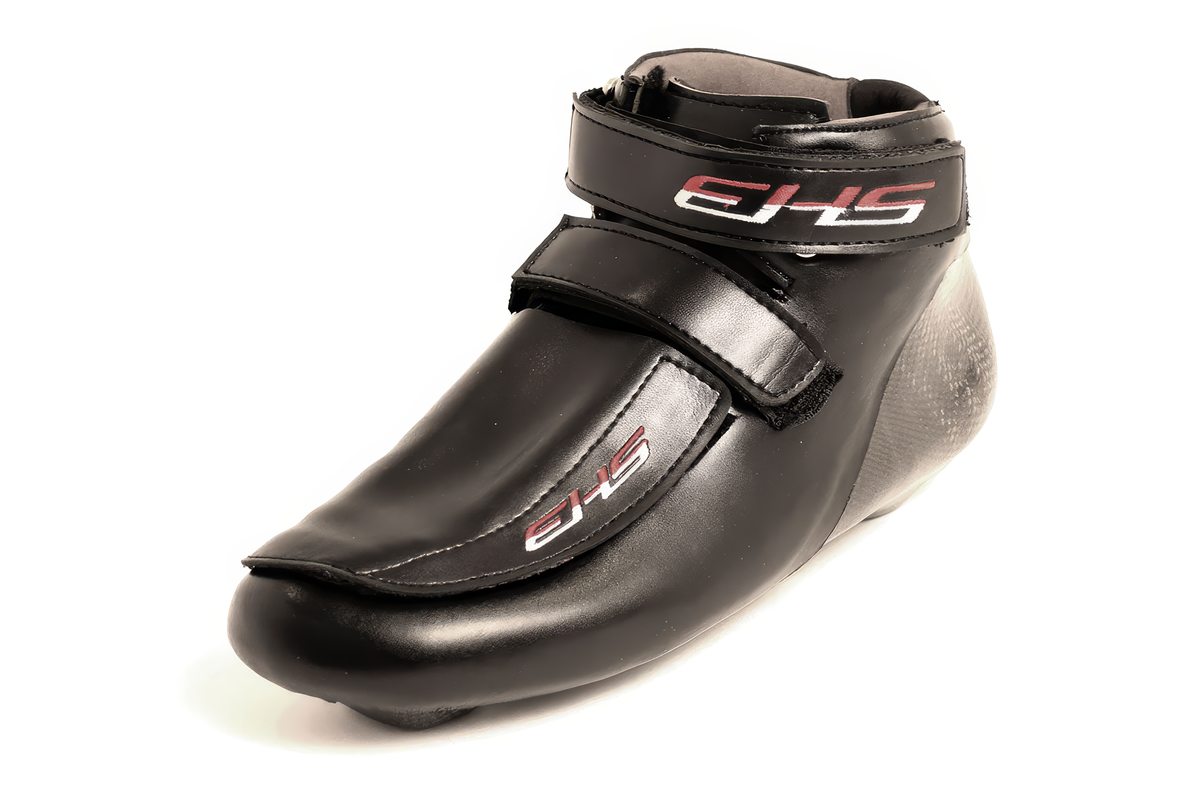 Chaussures short-track EHS, une chaussure noire vue de face de trois quarts avec les deux sangles auto-agrippantes