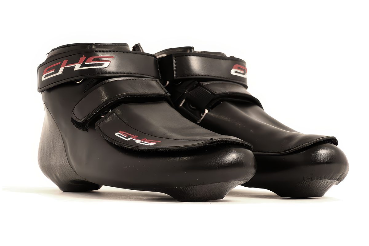 Chaussures short-track EHS, paire noire côte à côte, sangles et logos EHS rouges