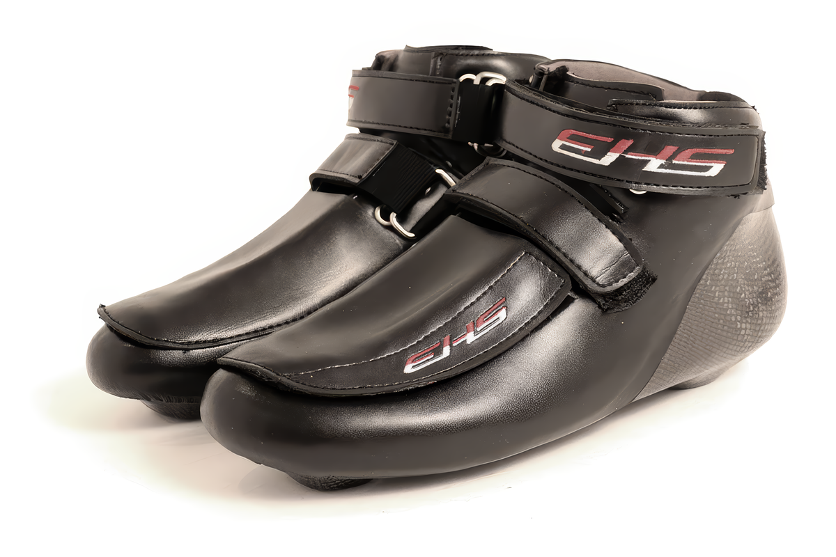 Chaussures short-track EHS, paire noire vue de face de trois quarts avec le talon carbone
