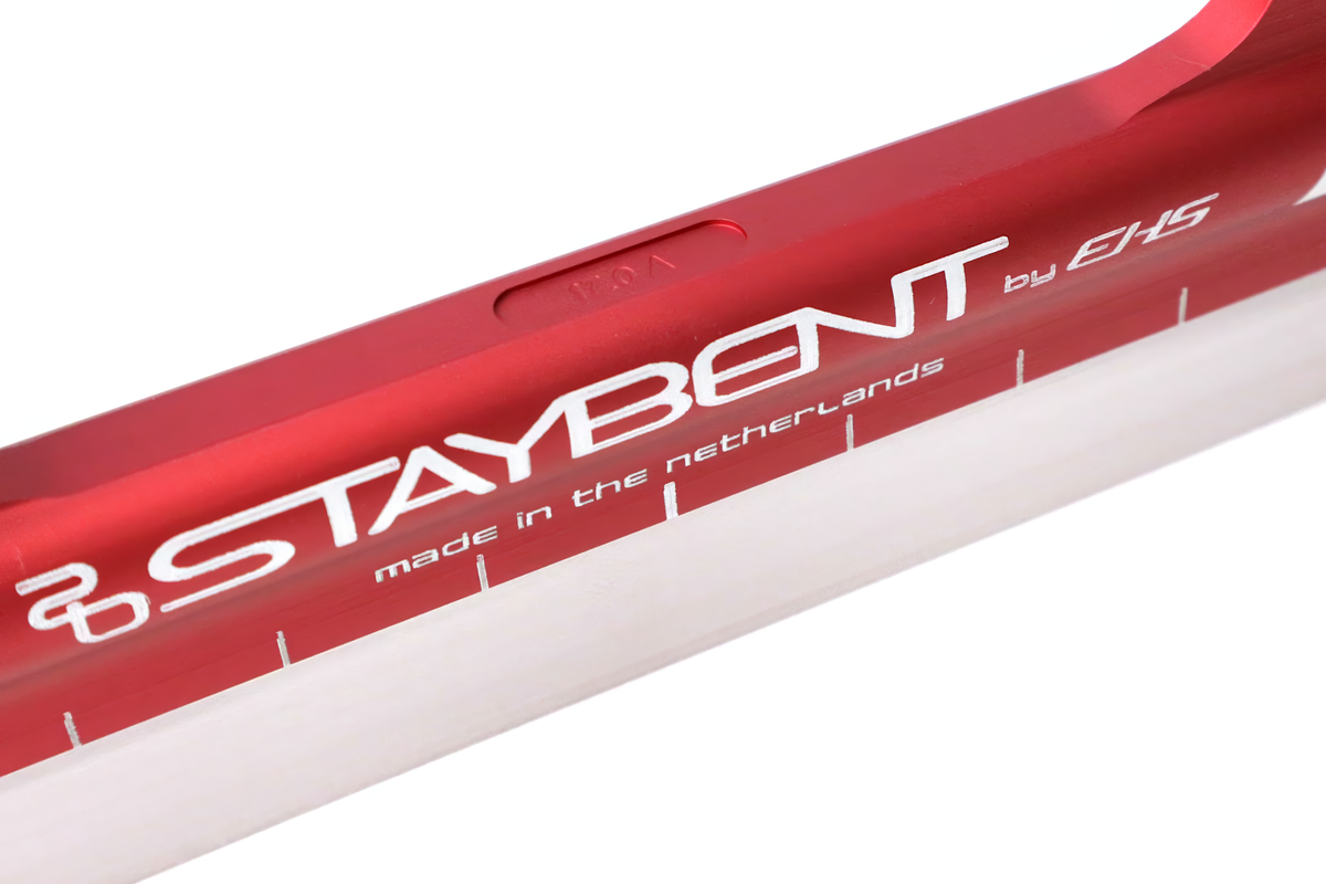 StayBent ACS शॉर्ट ट्रैक स्पीड स्केट ब्लेड, लाल ट्यूब पर StayBent by EHS नाम का क्लोज़-अप