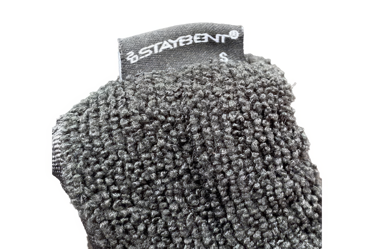 Protections en tissu StayBent, gros plan de l'étiquette de taille StayBent tissée sur le tissu éponge noir