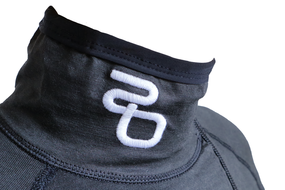 ชุดสปีดสเก็ตกันบาด StayBent ภาพใกล้คอเสื้อพร้อมโลโก้ปัก