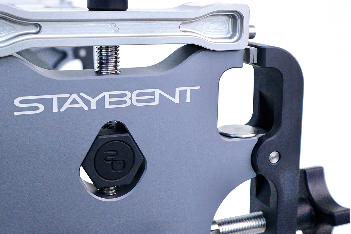 StayBent PRO 연마 지그, StayBent 글자, 블랙 육각 너트, 측면 노브 접사