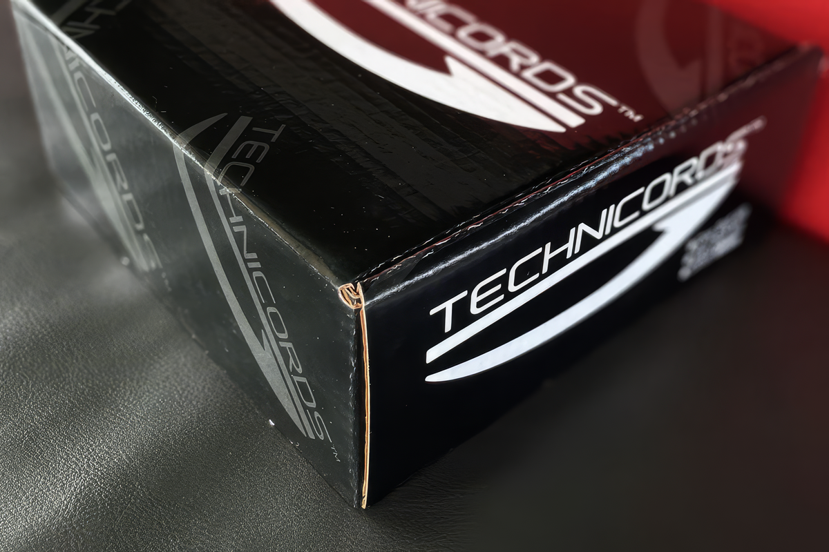 ชุดฝึก StayBent TechniCords ภาพใกล้มุมกล่องสีดำพร้อมโลโก้ TechniCords สีขาว